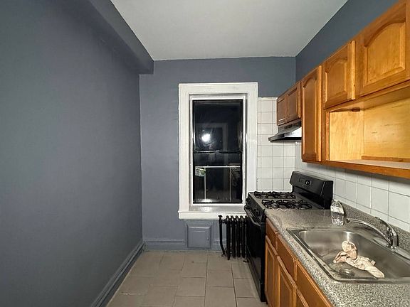 2nd image of 810 Broadway Ave #102
