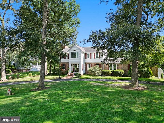 2nd image of 4 Greenleaf Ln