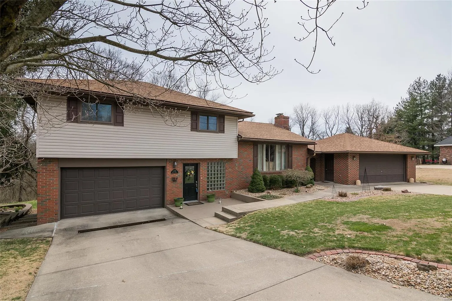 476 Valley Dr photo 1