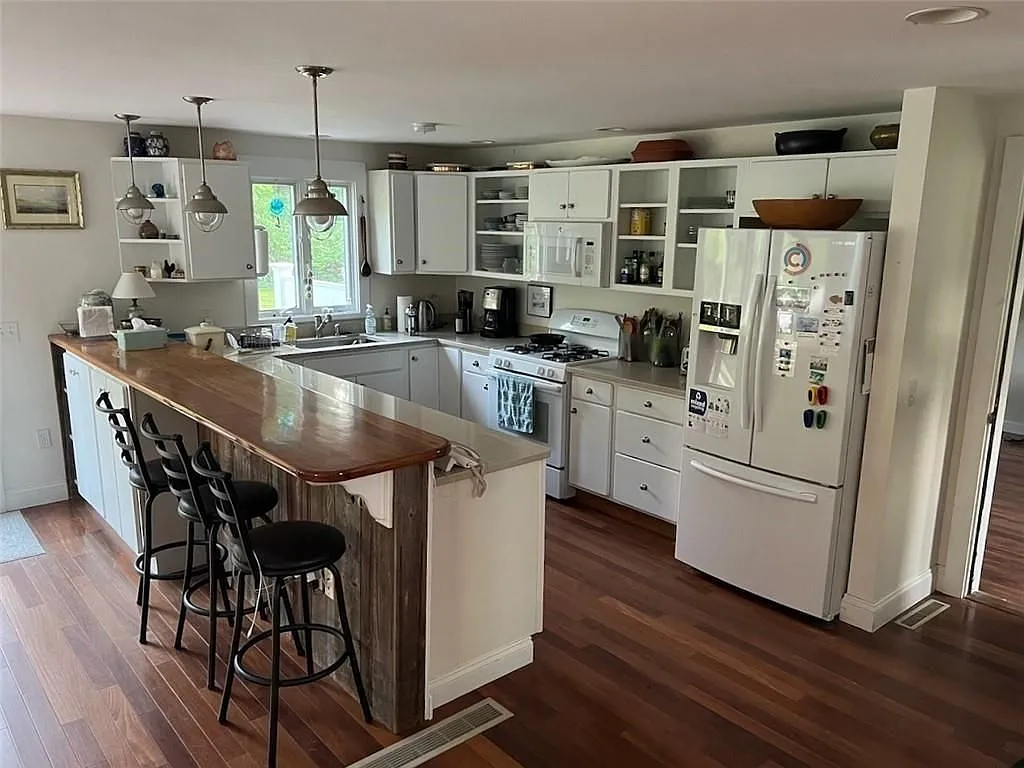 3 bed, 2.0 bath, 1754 sqft, $3,750 — Photo 3