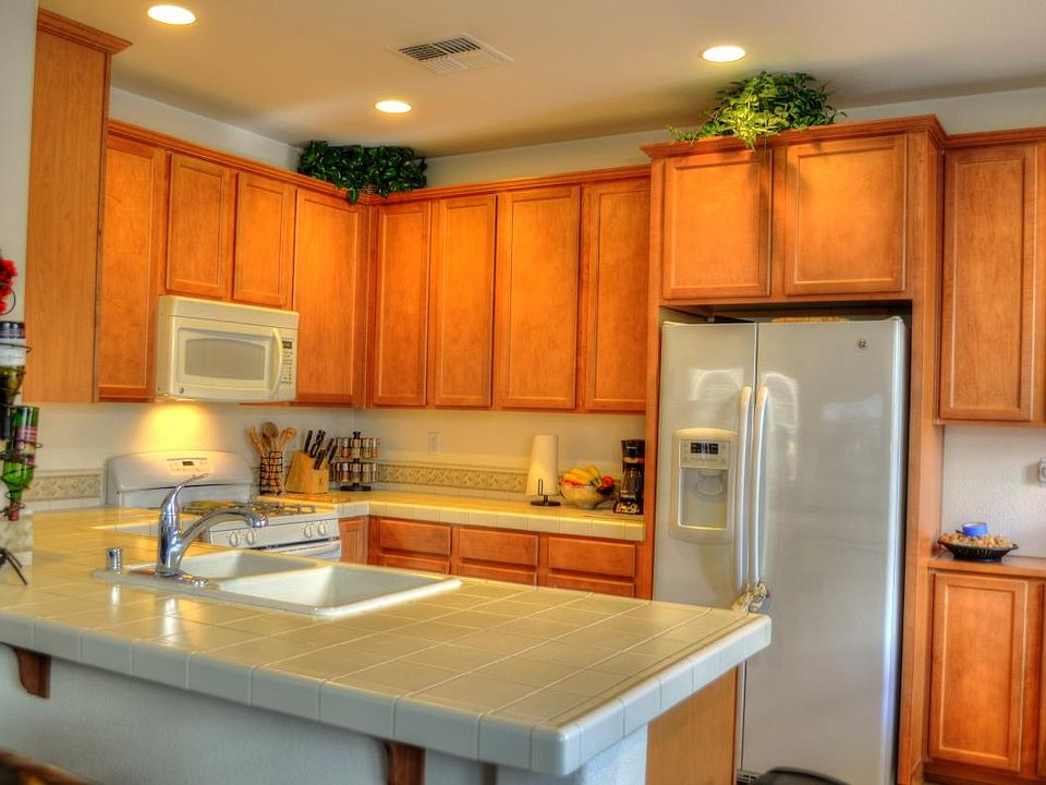 Kitchen, refrigerator, microwave, dishwasher all included