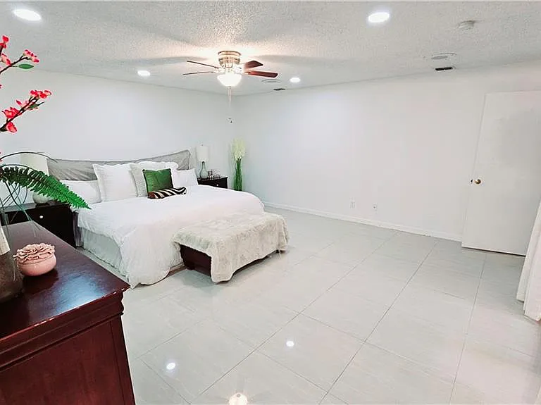 705 Kerry Ln — Photo 6