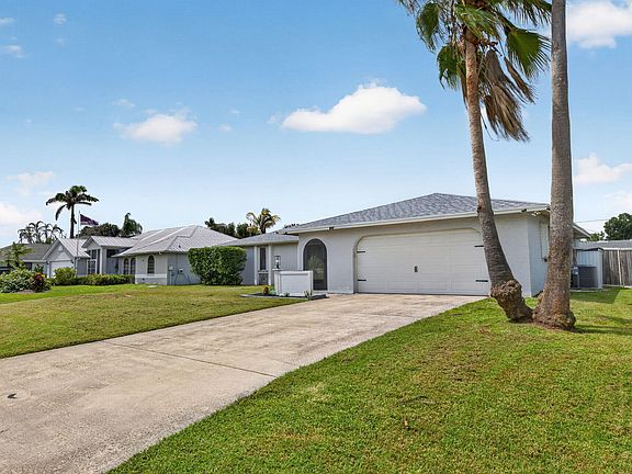 3rd image of 825 SE Starflower Ave