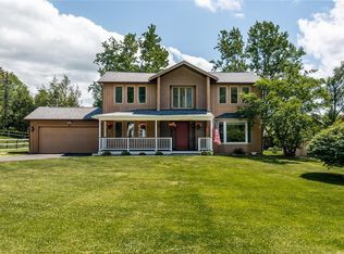 15 County Clare Cres, Fairport, NY 14450