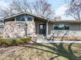 16615 Walcliff Dr, Clinton Township, MI 48035