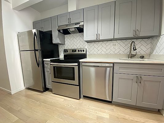 3rd image of 116 Bedford Ave APT 2R