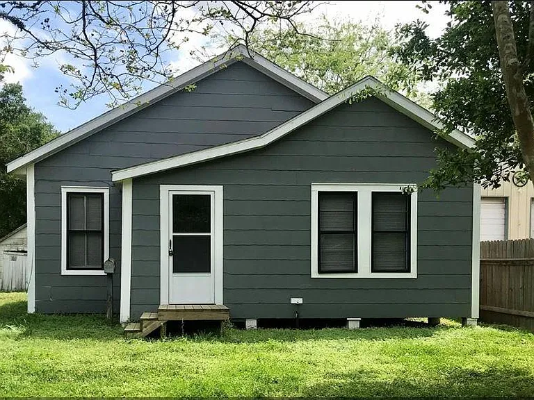 414 E Strand St — Photo 2