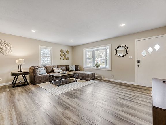 5th image of 1015 W Longview Ave