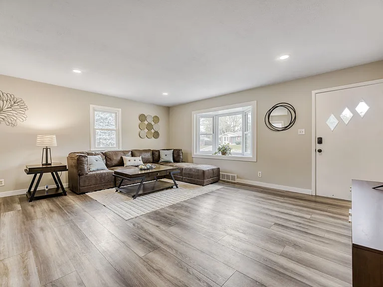 1015 W Longview Ave — Photo 5