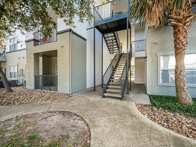 Baypoint Apartments — Photo 30