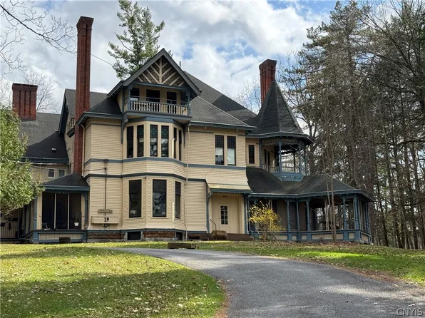 19 Chestnut St, Clinton, NY 13323