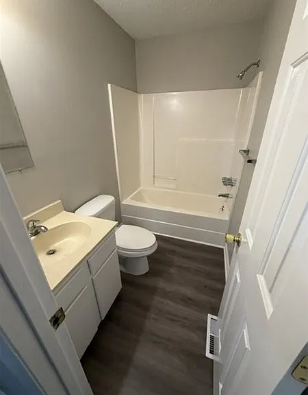 1002 Fieldcrest Cir — Photo 3