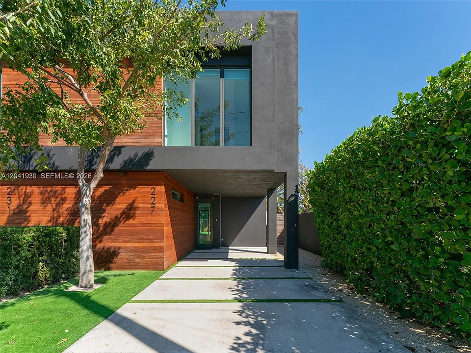 227 NW 39th St