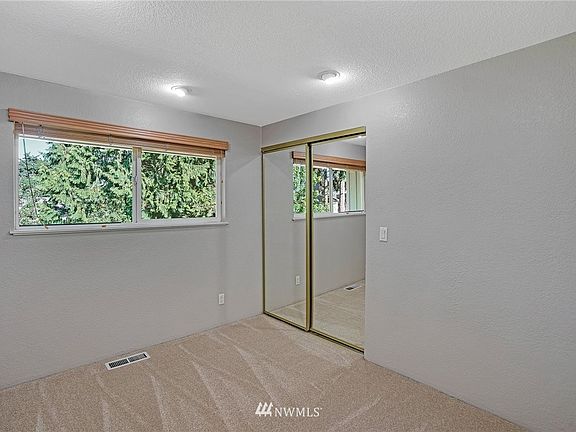 5th image of 1630 Hemlock Dr SE