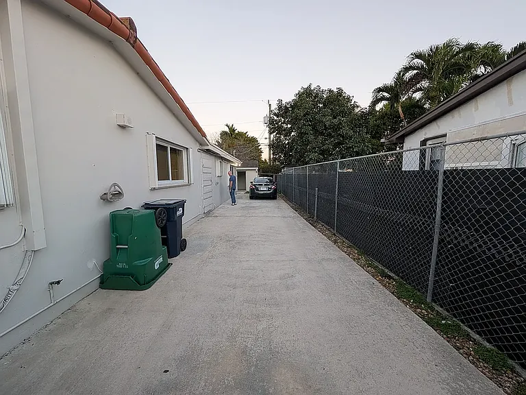 1037 SW 76th Ave — Photo 12