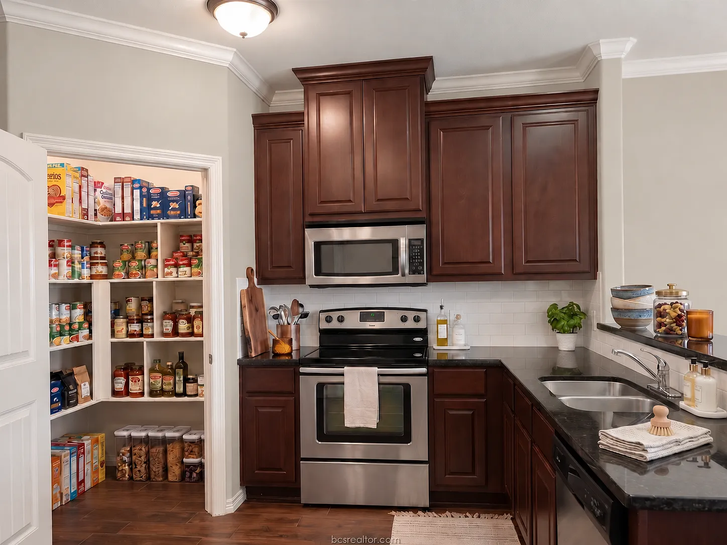 5 bed, 2076 sqft, $4,495 — Photo 4