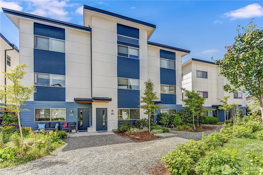 3 bed, 1.5 bath, 1346 sqft, $3,095 — Photo 1