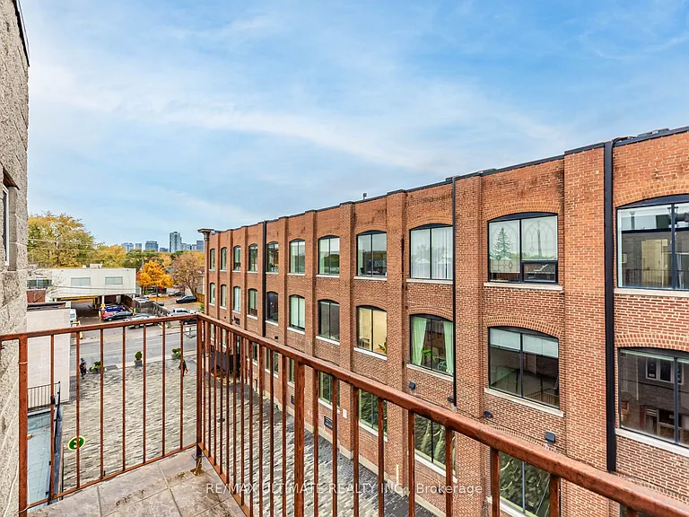 996 Queen St E #4 — Photo 4