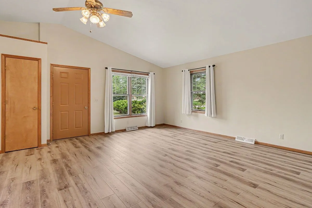3 bed, 1.5 bath, 1155 sqft, $2,400 — Photo 4