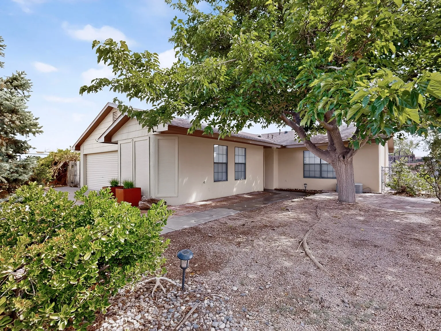 4 bed, 1700 sqft, $2,600 — Photo 4