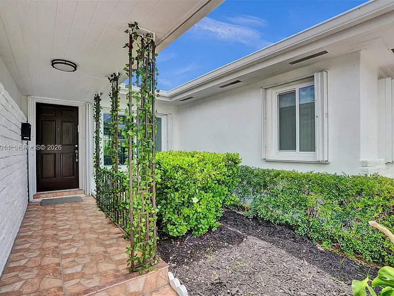 8851 Byron Ave — Photo 34