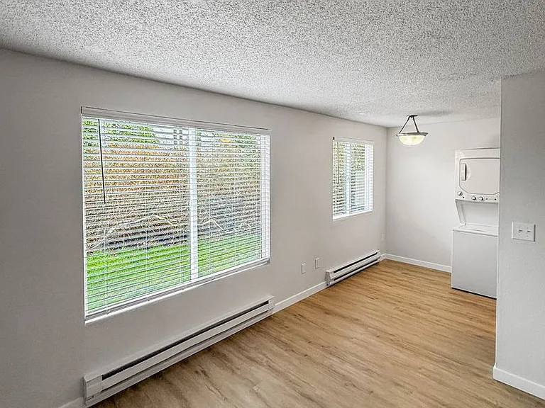 Meadowbrook Apartments — Photo 15