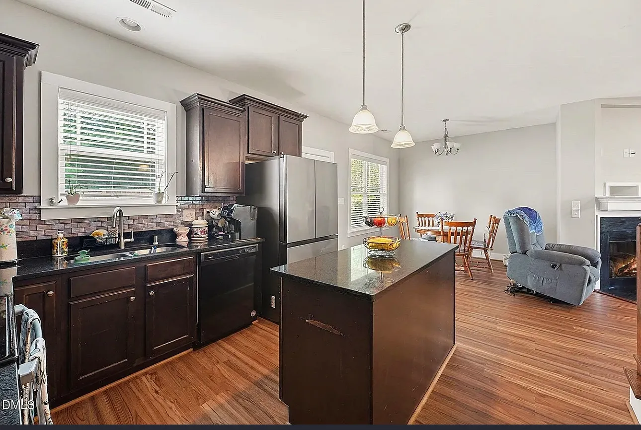 5 bed, 1883 sqft, $2,295 — Photo 4