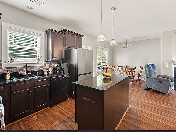 3rd image of 38 Wood Green Dr