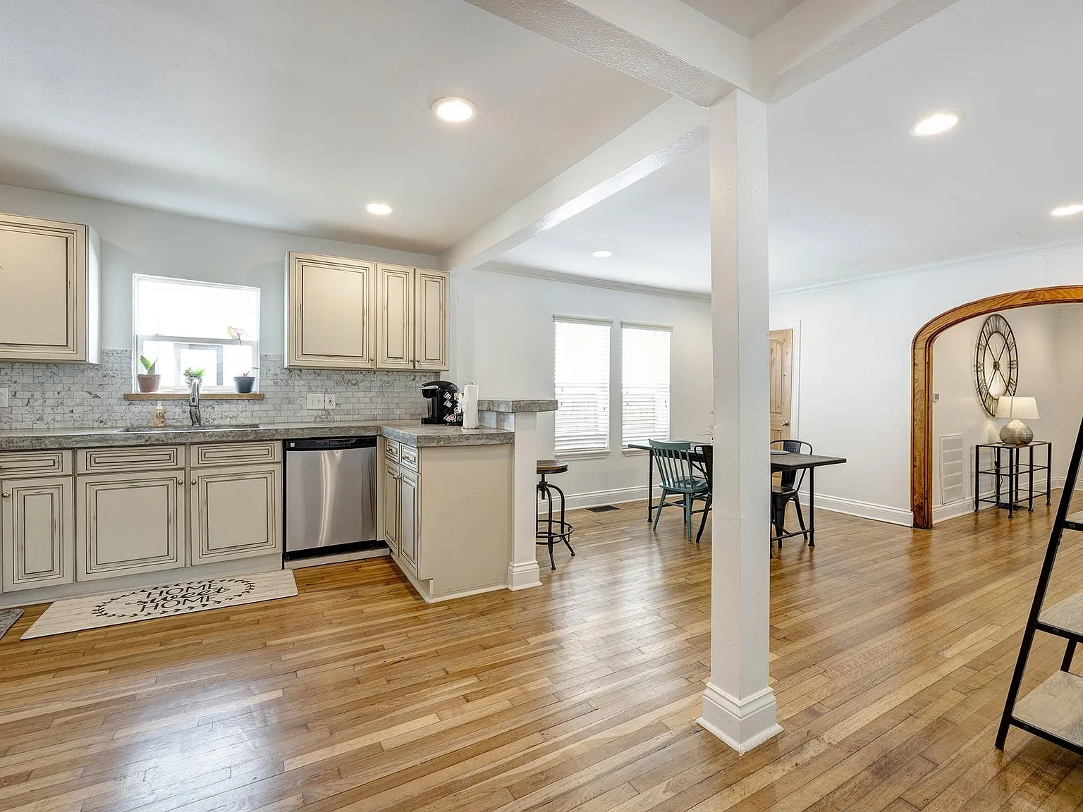 3 bed, 2.0 bath, 1921 sqft, $3,500 — Photo 4