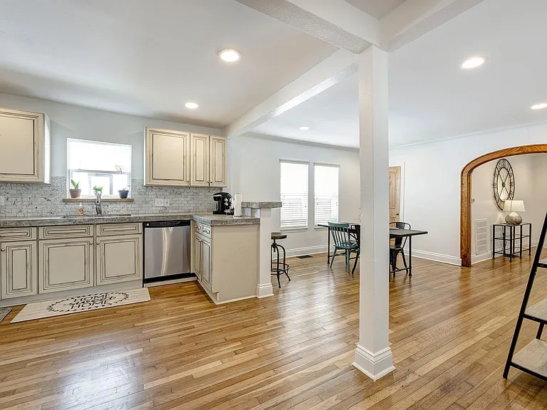 1811 Marshall St — Photo 4