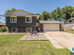 117 S Cardinal Dr, Brandon, SD 57005