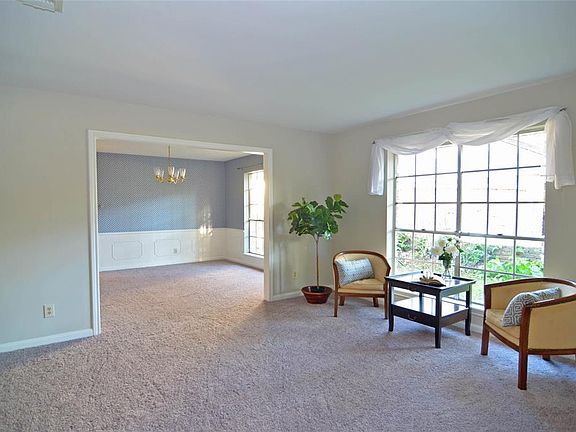 3rd image of 311 Tallowood Dr