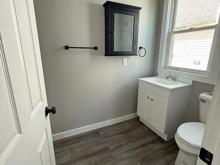 806 Broad St — Photo 16