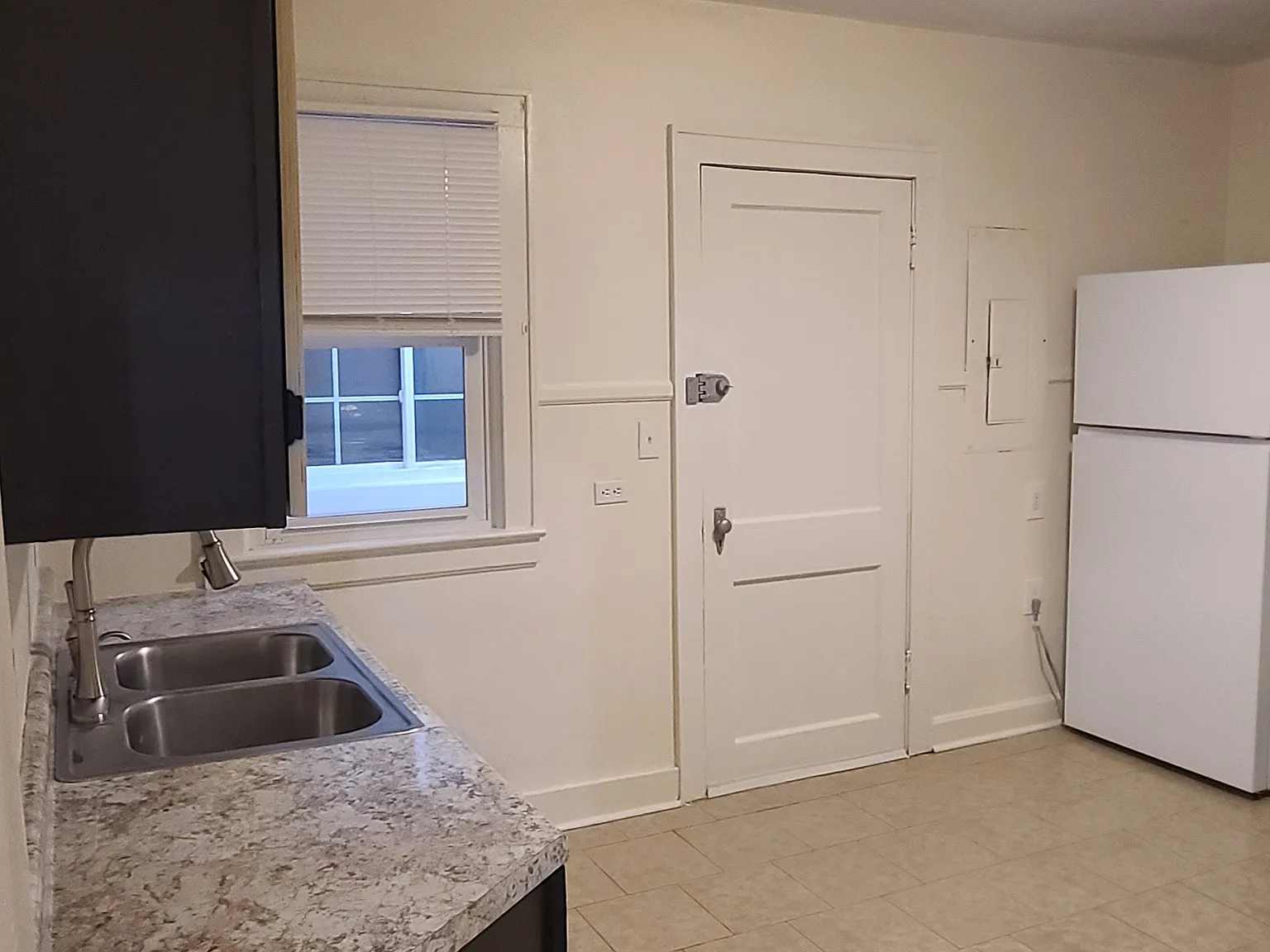 3 bed, 806 sqft, $1,200 — Photo 4