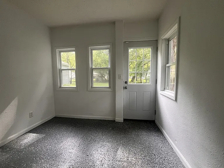 3403 Lowden St — Photo 7