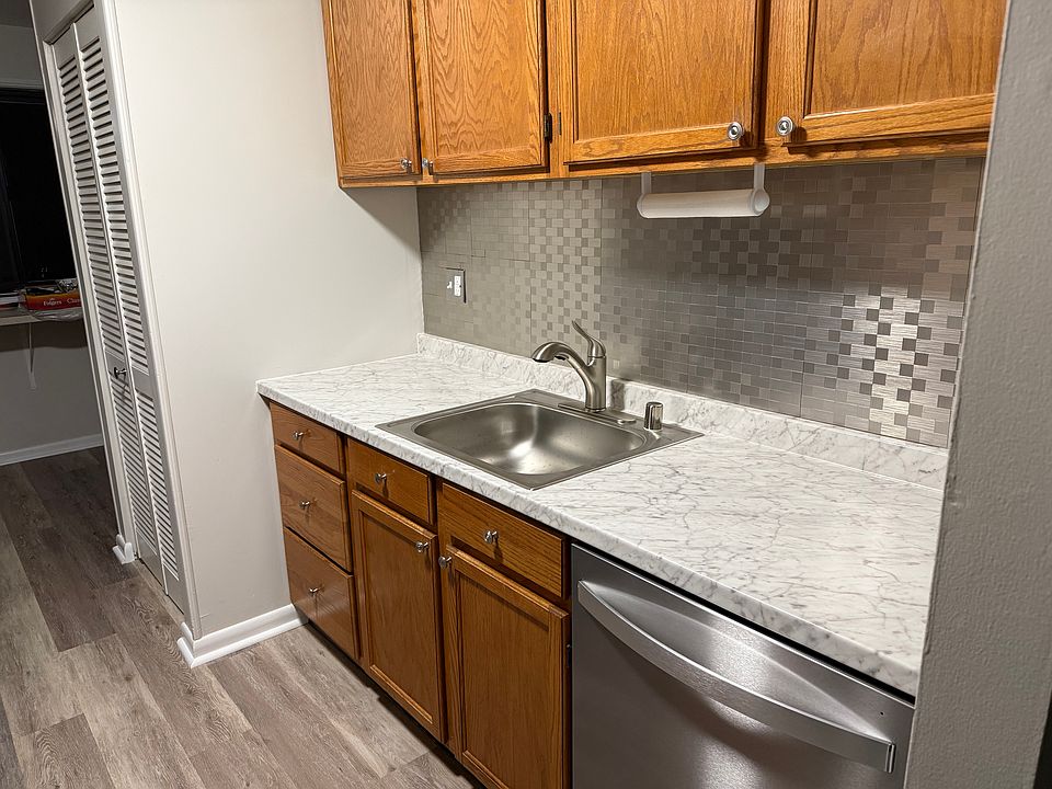 1st image of 140 Royal Oak Dr APT G