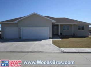 835 Stonewood Ave, Grand Island, NE 68803
