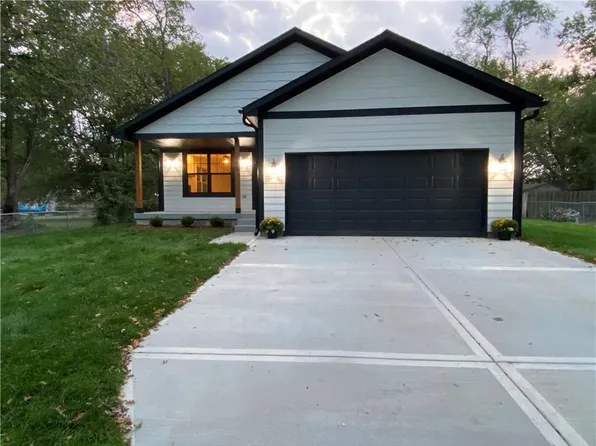 106 S 4th St, Cleveland, MO 64734