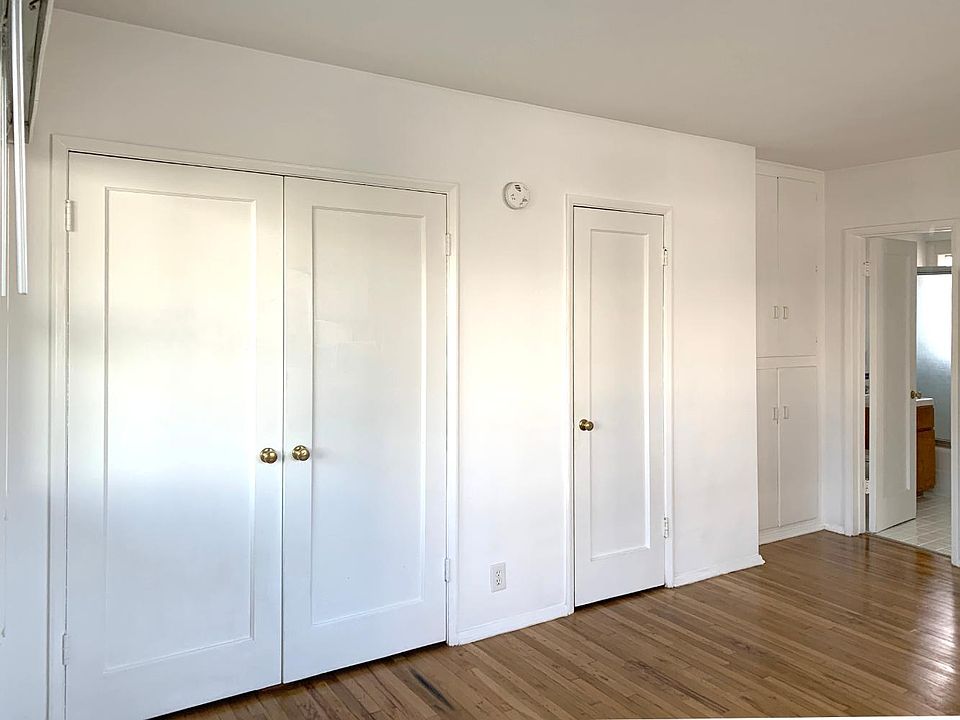 Murphy bed, walk-in closet, storage cabinets, bathroom