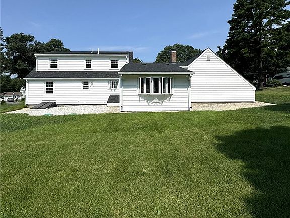 4th image of 14 White Hill Ln