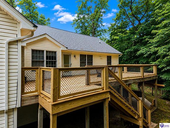 3rd image of 310 Catbird Rd