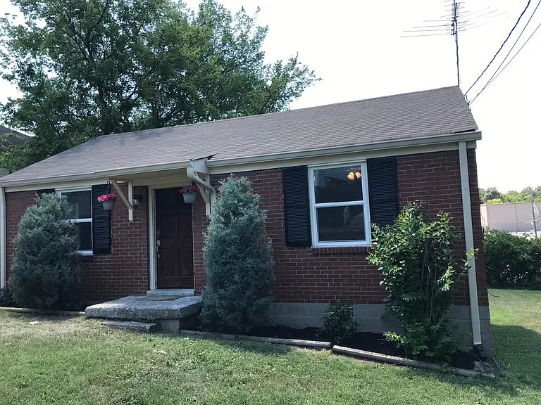 211 Orlando Ave — Photo 2