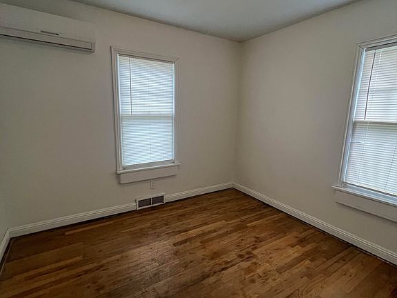 5th image of 415 S Jackson Ave