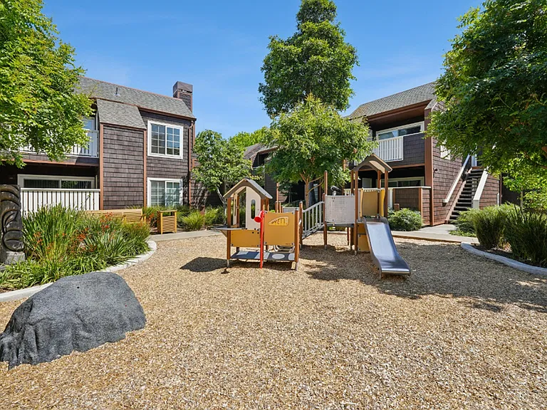 Grove Apartments — Photo 12