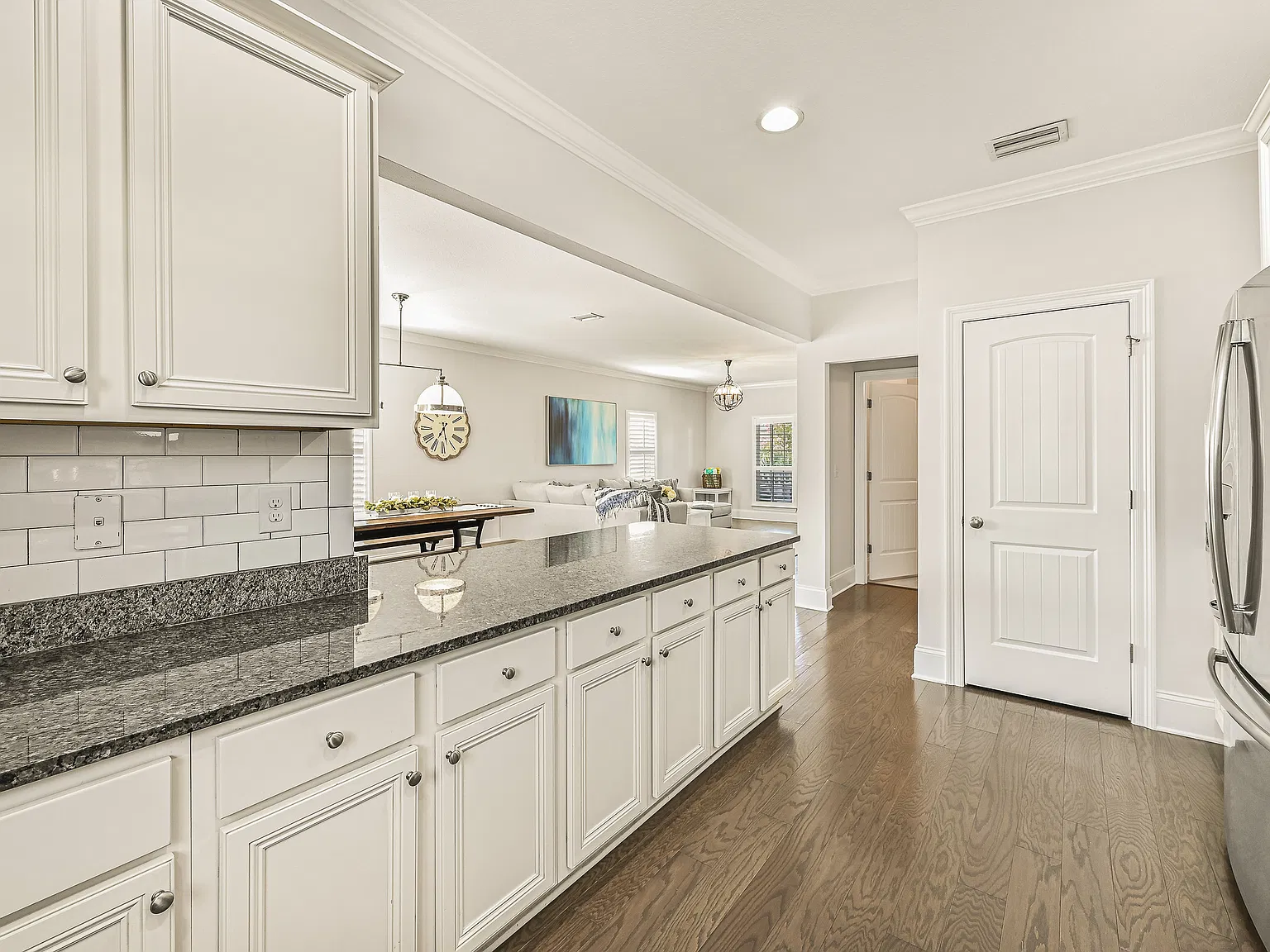 3 bed, 1896 sqft, $4,088 — Photo 4