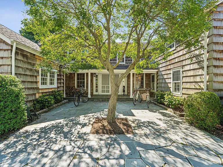 20 Quogue St — Photo 2