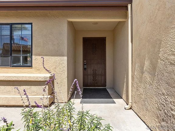 3rd image of 2922 Alamitos Pl