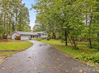 3238 Debbie Dr, Hendersonville, NC 28791
