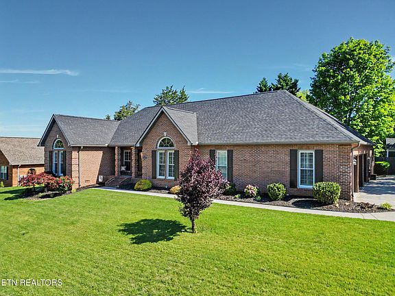 3rd image of 818 Somerset Dr