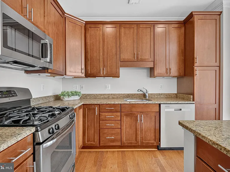 1023 N Royal St #205 — Photo 5